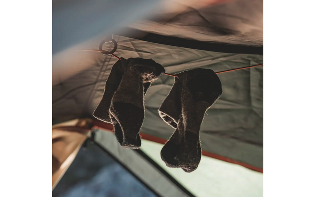 Zwei hängende, gebrauchte Socken unter einem Zelt