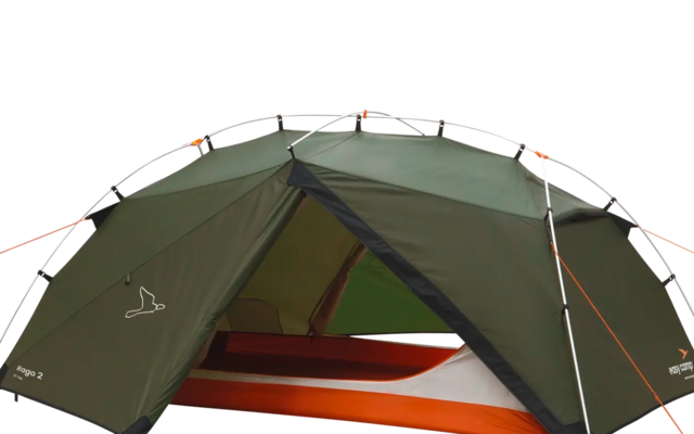 Tenda verde per due persone con pavimento arancione su terreno grigio