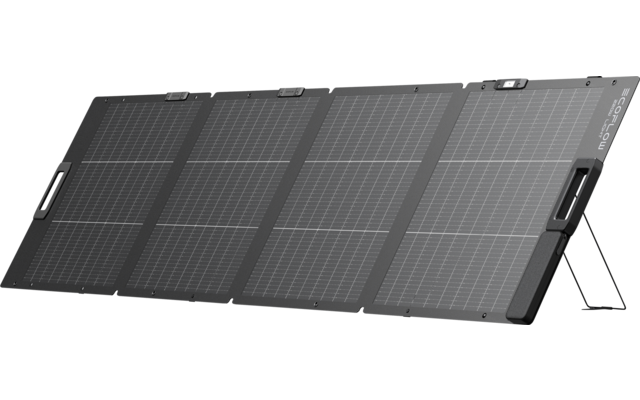 Aufgestelltes, zusammenklappbares Solarpanel aus mehreren verbundenen rechteckigen Modulen mit sichtbaren Solarzellen und integriertem Ständer