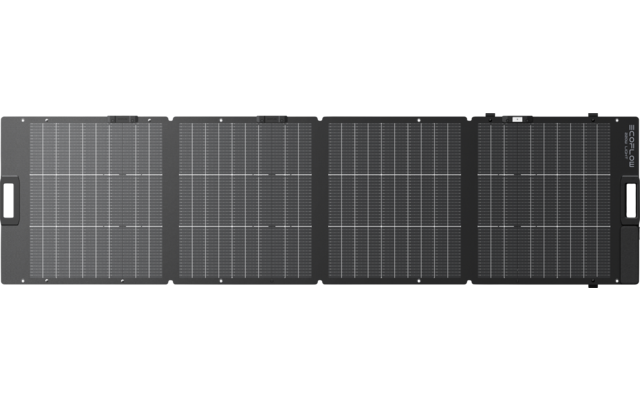 Vier nebeneinander angeordnete rechteckige dunkle Solarpaneele mit sichtbaren Zellgitterlinien, schmalen Verbindungsfalten zwischen den Paneelen und schwarzen Griffen an den Enden, hellgrauer Hintergrund