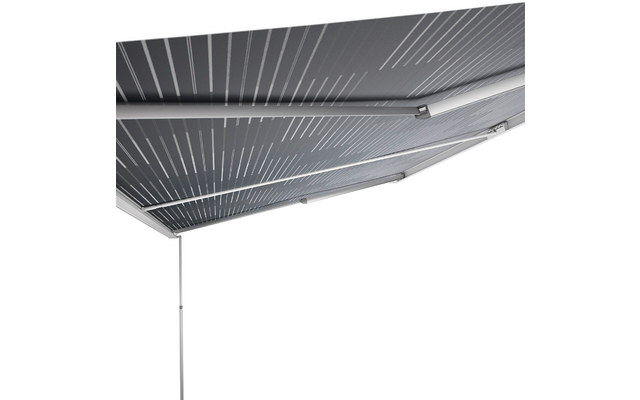 Blick unter eine moderne, graue Markise mit Metallstreben