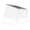 Auvent gris avec deux panneaux latéraux en tissu blanc, armature métallique et plusieurs pieds métalliques d'appui avec piquets au sol