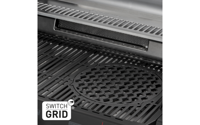Metallene Gitterfläche mit rundem, geometrisch gemustertem Gittereinsatz; darüber ein rechteckiger Lüftungsschlitz; unten links weißes Logo "SWITCH GRID"