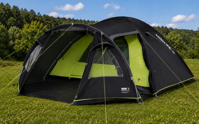 Zwart-groene kampeertent met open ingang op gras, bomen op de achtergrond en blauwe lucht met wolken