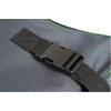 Boucle en plastique noire sur une sangle noire, à côté d'une zone rectangulaire de Velcro, sur un tissu gris texturé avec un bord vert