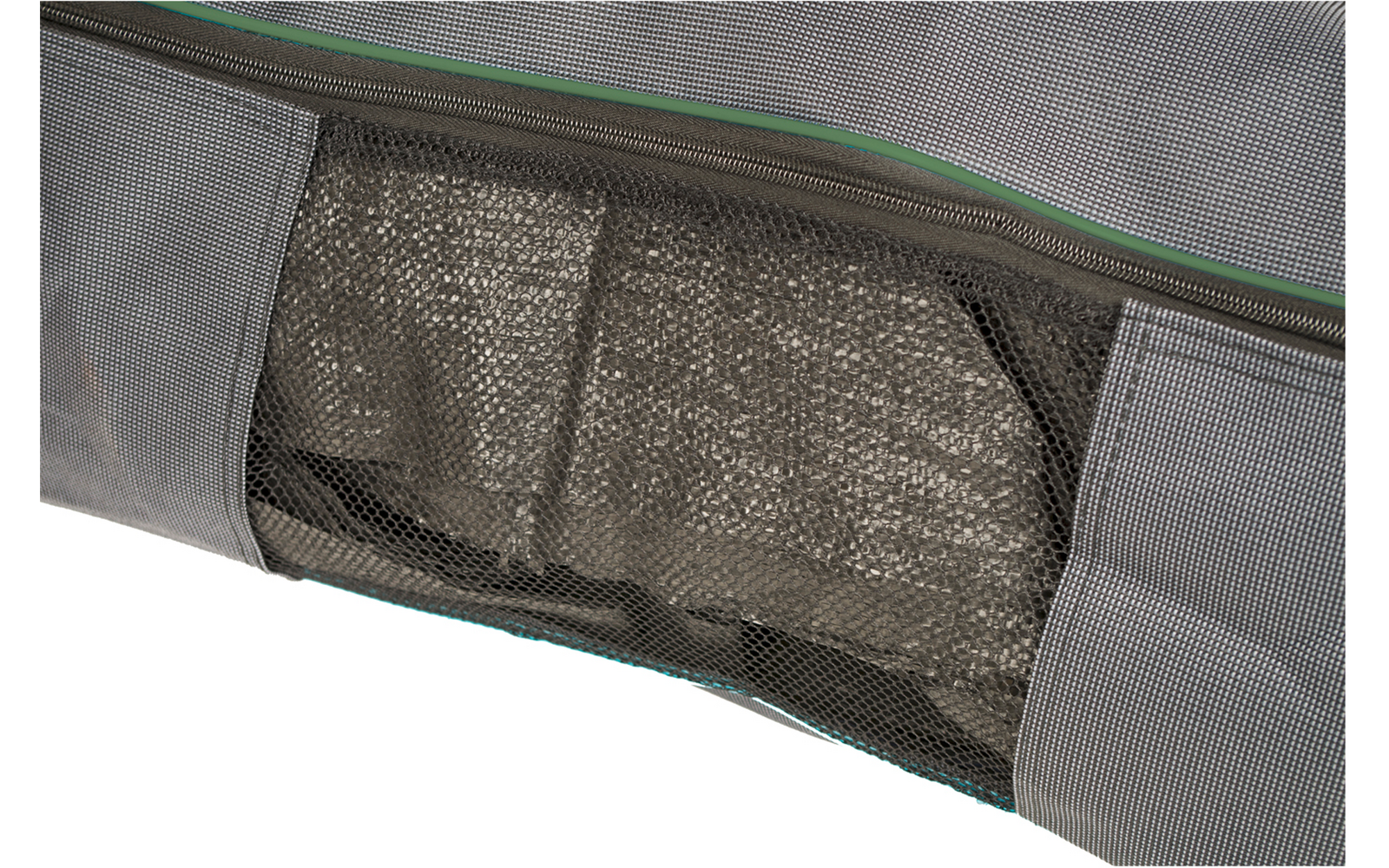 Sac gris avec fermeture éclair; tissu noir visible à travers une fenêtre en filet