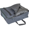 Sac rectangulaire en tissu gris avec fermeture éclair et poignée, partiellement ouvert, contenant une couverture argentée brillante pliée