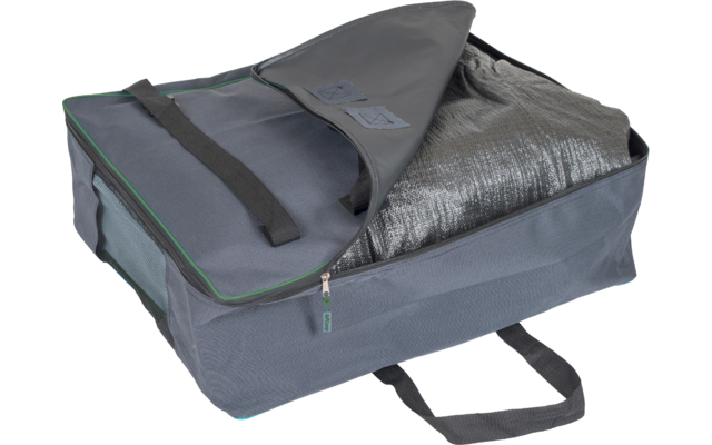 Sac rectangulaire en tissu gris avec fermeture éclair et poignée, partiellement ouvert, contenant une couverture argentée brillante pliée