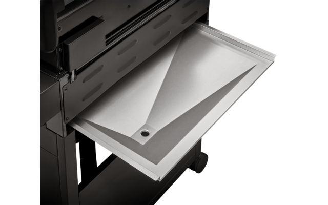 Ein offener Drucker mit einem ausgabefach, aus dem ein gedrucktes weißes Blatt herausragt