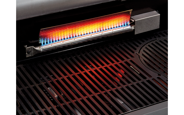 Elektrischer Grill mit roten Heizstäben über einem Grillrost