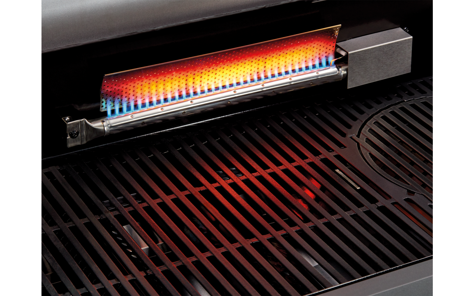 Elektrischer Grill mit roten Heizstäben über einem Grillrost