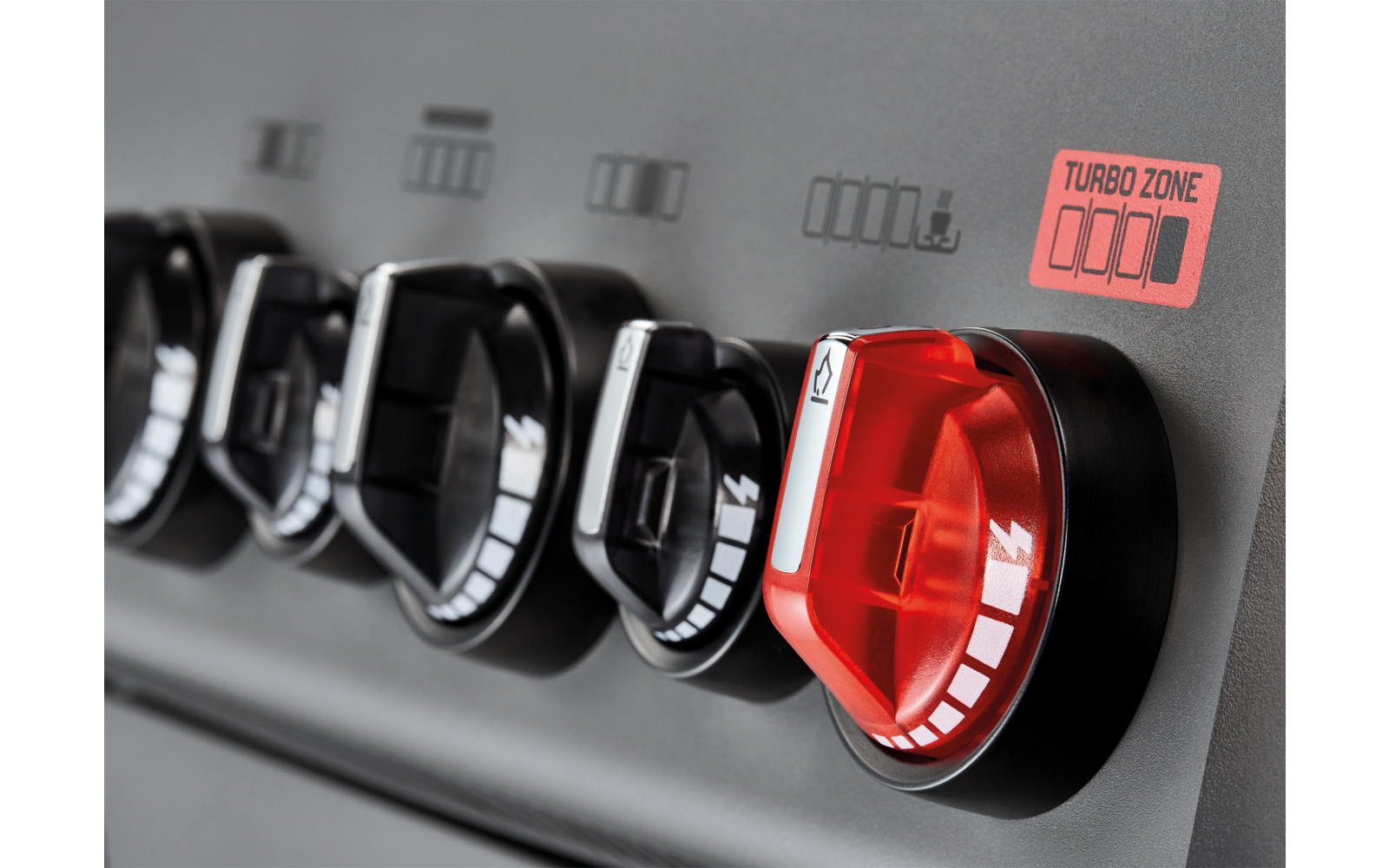 Vier schwarze Drehregler, einer davon ist rot und steht auf 'High'