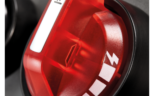 Nahaufnahme eines roten Rücklichts an einem Fahrzeug