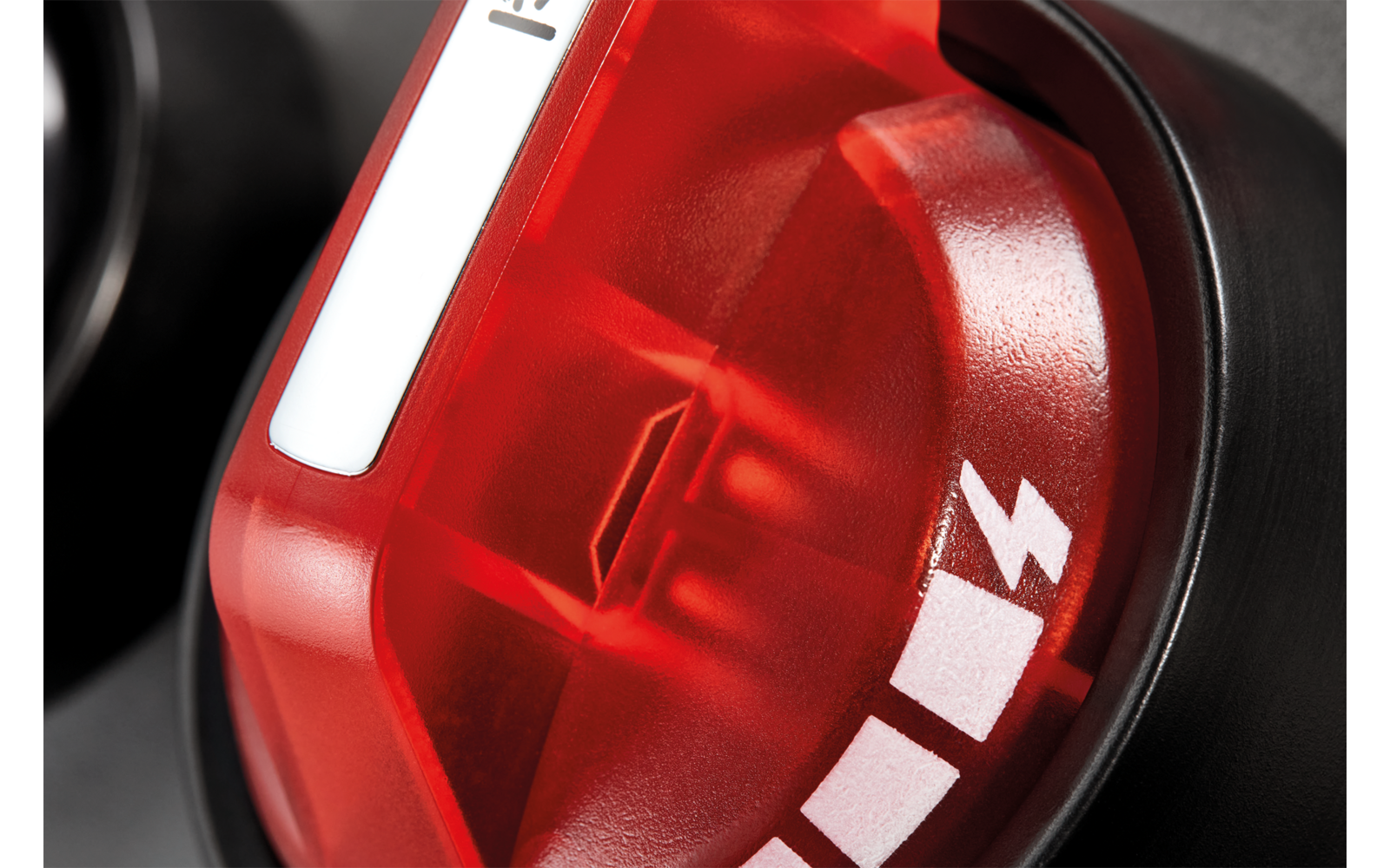 Nahaufnahme eines roten Rücklichts an einem Fahrzeug