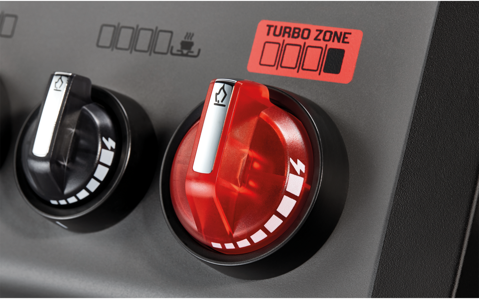 Nahaufnahme eines elektrischen Geräts mit zwei Drehknöpfen, einer schwarz und einer rot, auf grauem Hintergrund