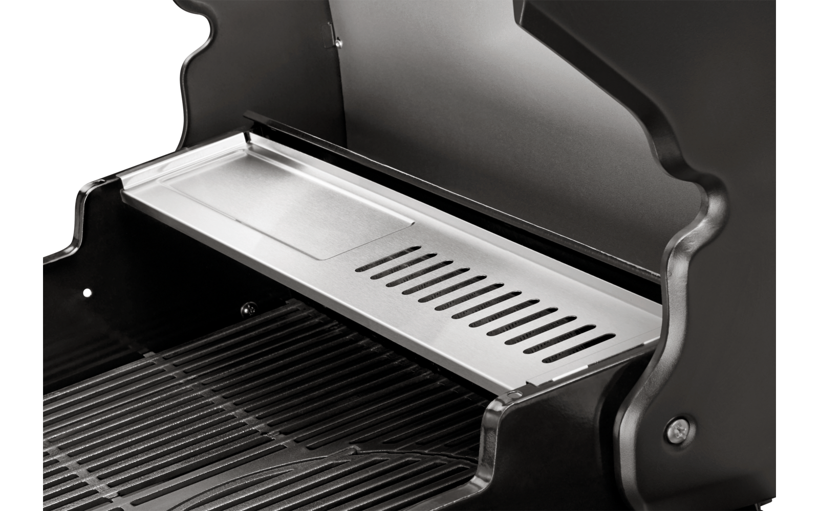 Ein Grill mit offenem Deckel und einer kleinen Ablagefläche