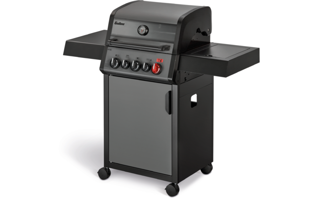 Schwarzer Gasgrill mit vier Bedienelementen, zwei seitlichen Ablagen und vier Rollen