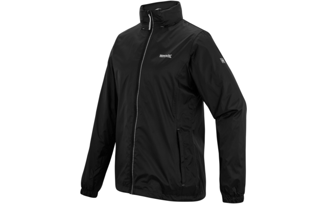 Giacca antipioggia nera leggera su sfondo bianco, zip chiusa, collo alto, tasche laterali con cerniera, piccolo logo bianco sul petto