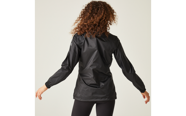 Persona vista di spalle con giacca nera e leggings neri, capelli ricci, su sfondo chiaro