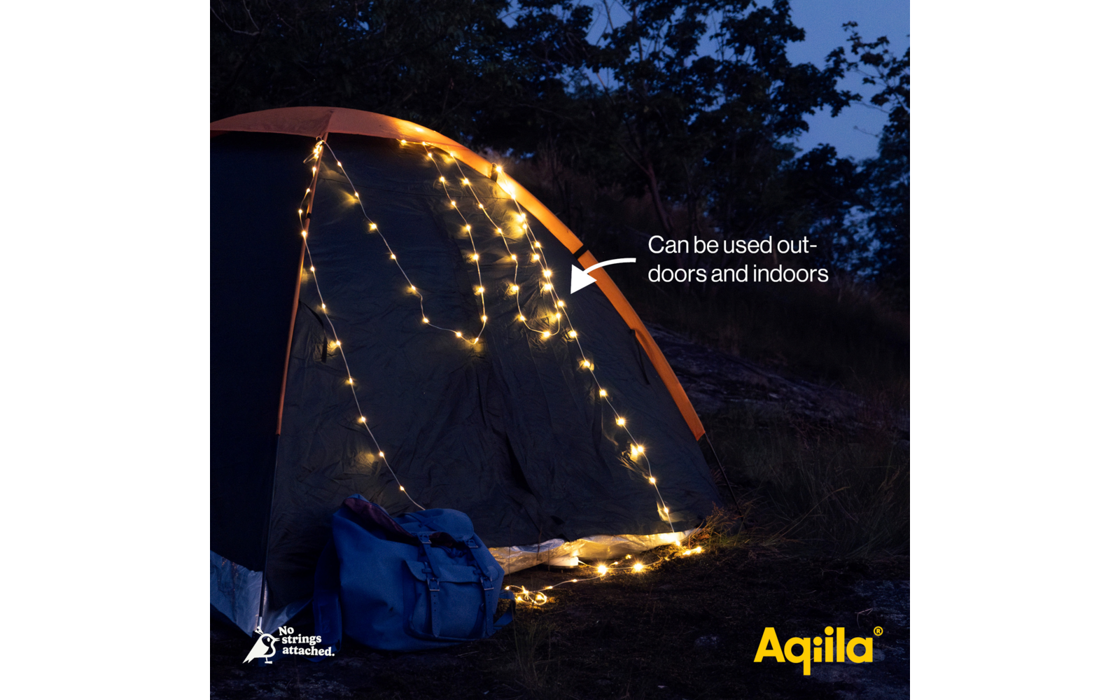 Zelt bei Nacht mit Lichterkette über dem Eingang, Rucksack vor dem Eingang, Textoverlay "Can be used outdoors and indoors" und Markenlogo "Aqila"