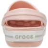 Rosa Crocs-Schuh von hinten, Fersenriemen mit Schriftzug 'crocs', weiße Streifen und strukturierte Innensohle