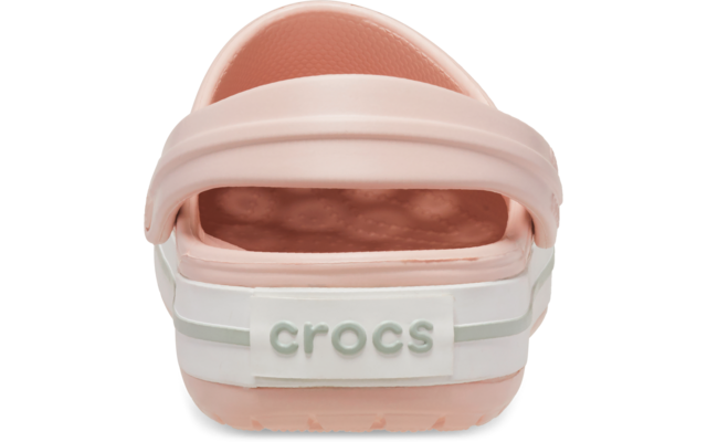 Rosa Crocs-Schuh von hinten, Fersenriemen mit Schriftzug 'crocs', weiße Streifen und strukturierte Innensohle