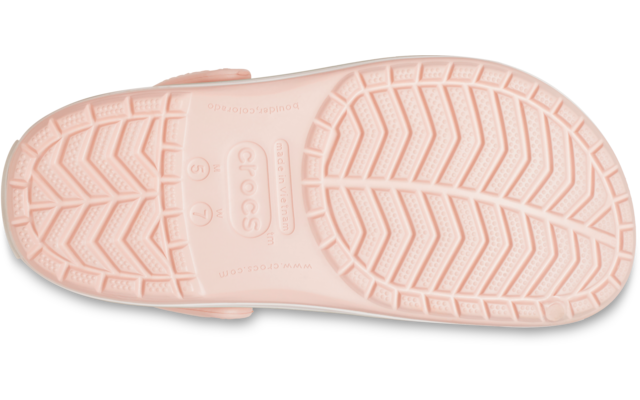 Unterseite einer hellrosa Schuhsohle mit Profil und sichtbarem 'crocs'-Logo