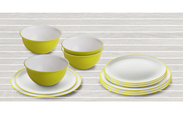 Meerdere witte borden met gele rand en witte kommen met gele buitenkant op een lichte houten tafel