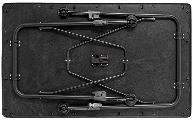 Schwarze rechteckige Tischplatte von unten mit gefalteten Metallbeinen, Querstreben, Befestigungsbeschlägen und Schrauben