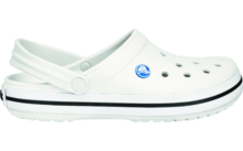 Weißer Crocs-Schuh mit Lüftungslöchern und schwarzem Streifen an der Sohle