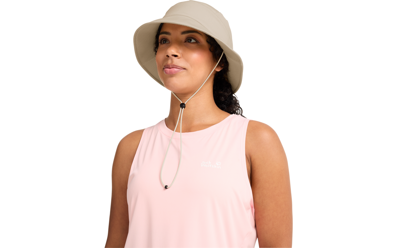 Person mit hellbeigem Sonnenhut mit Kinnriemen und rosa ärmellosem Oberteil mit kleinem weißem Logo, schaut leicht nach oben rechts