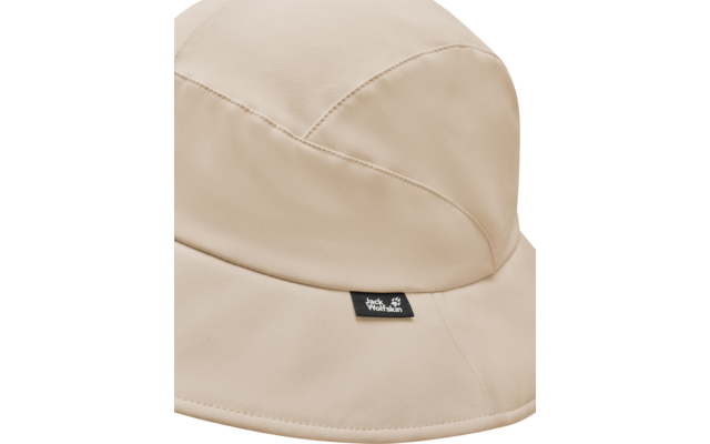 Beiger Fischerhut aus Stoff mit sichtbaren Nähten und schwarzem Etikett mit weißem Schriftzug und Pfotenlogo