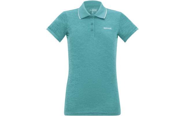 Türkisfarbenes, tailliertes Poloshirt mit kurzen Ärmeln, Dreiknopf-Leiste, weißer Paspel an Kragen und Ärmelsäumen, kleines weißes Logo links auf der Brust, vor weißem Hintergrund