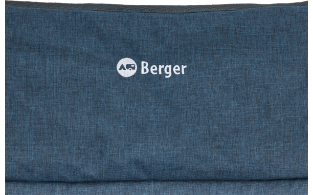 Blaues gepolstertes Textil mit horizontaler Naht und weißem „Berger“-Schriftzug mit rundem Logo links davon