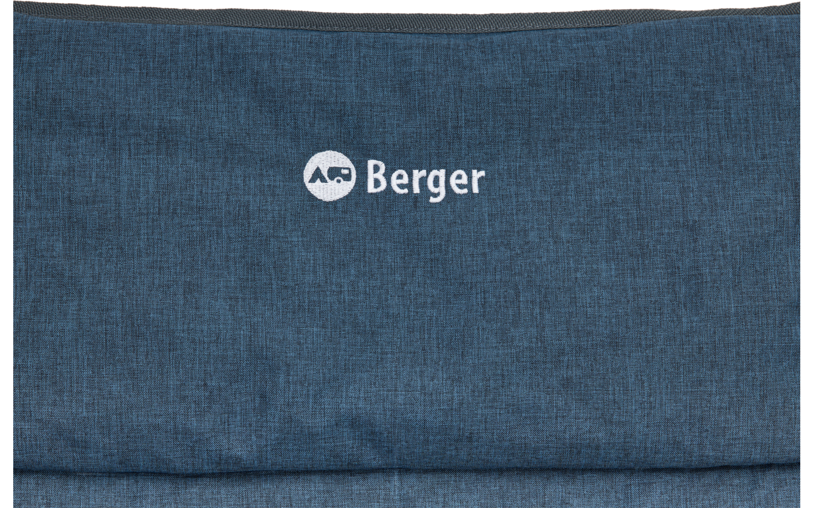 Blaues gepolstertes Textil mit horizontaler Naht und weißem „Berger“-Schriftzug mit rundem Logo links davon