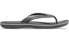 Een enkele grijze teenslipper met teenriem en een geribbelde zool op een witte achtergrond