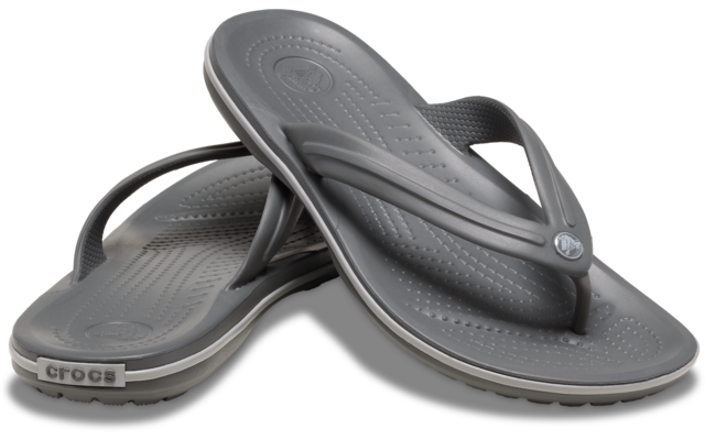 Zwei graue Zehentrenner (Flip-Flops), übereinander gelegt, sichtbares Crocs-Logo an der Ferse