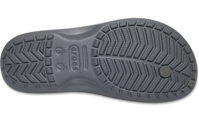Schuhsohle von unten, grau, mit Profil, rundem Loch und Markenaufdruck 'crocs'