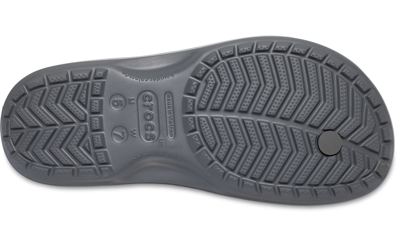 Schuhsohle von unten, grau, mit Profil, rundem Loch und Markenaufdruck 'crocs'