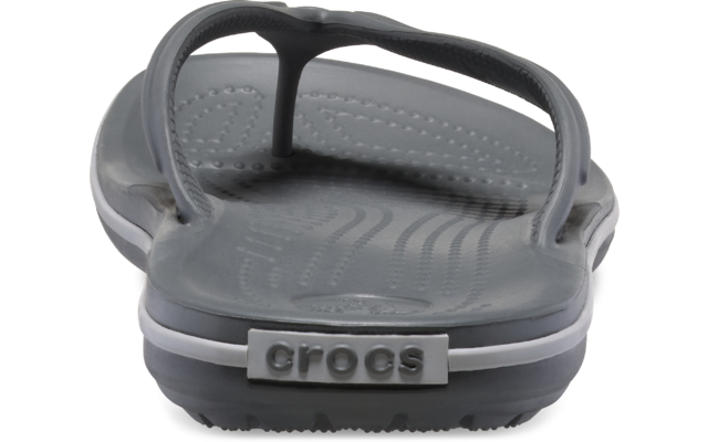 Graue Crocs-Zehentrenner, Frontalansicht, sichtbares 'crocs'-Logo am Rand