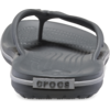 Graue Crocs-Zehentrenner, Frontalansicht, sichtbares 'crocs'-Logo am Rand