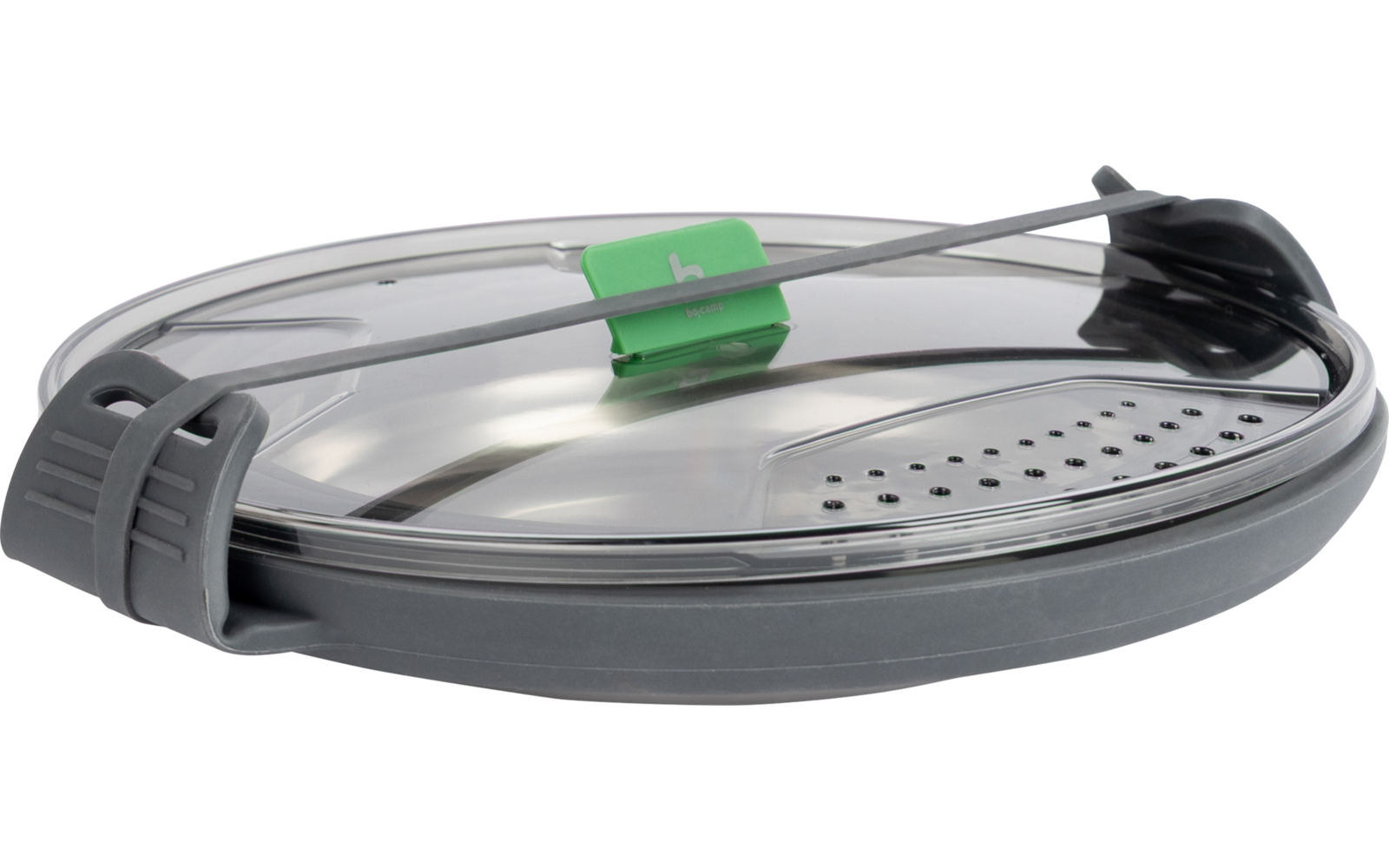 Ronde transparante glazen deksel met grijze siliconenrand, opvouwbaar metalen handvat met groene kunststofklem en geperforeerd zeefgedeelte