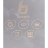 Beige 'bo-camp' logo met gestileerde letter b bovenaan en zes beige symbolen in bladvormige omlijningen: linksboven concentrische, golvende lijnen rond een punt; bovenmidden cirkelvormige schijf met binnenring; rechtsboven halfronde vorm met kleine stippen bovenaan; linksonder wijnglas naast vork; ondermidden cirkelvormige schijf met binnenring; rechtsonder rechthoekig symbool met gestapelde borden
