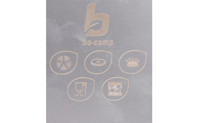 Beige 'bo-camp' logo met gestileerde letter b bovenaan en zes beige symbolen in bladvormige omlijningen: linksboven concentrische, golvende lijnen rond een punt; bovenmidden cirkelvormige schijf met binnenring; rechtsboven halfronde vorm met kleine stippen bovenaan; linksonder wijnglas naast vork; ondermidden cirkelvormige schijf met binnenring; rechtsonder rechthoekig symbool met gestapelde borden