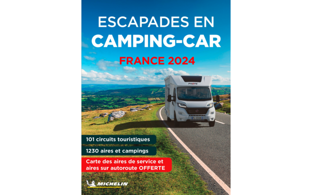 Campingwagen fährt auf einer Landstraße mit grünen Hügeln und blauem Himmel im Hintergrund