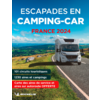 Campingwagen fährt auf einer Landstraße mit grünen Hügeln und blauem Himmel im Hintergrund