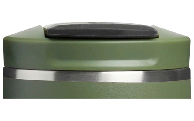 Grüner, zylindrischer Trinkbecher mit schwarzem Deckel, silbernem Rand und schwarzem Stanley‑Logo (Löwe über Schriftzug)