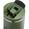 Grüner Trinkbehälter mit grünem Klappdeckel, silbernem Ring am oberen Rand und schwarzem "Stanley"-Logo an der Seite