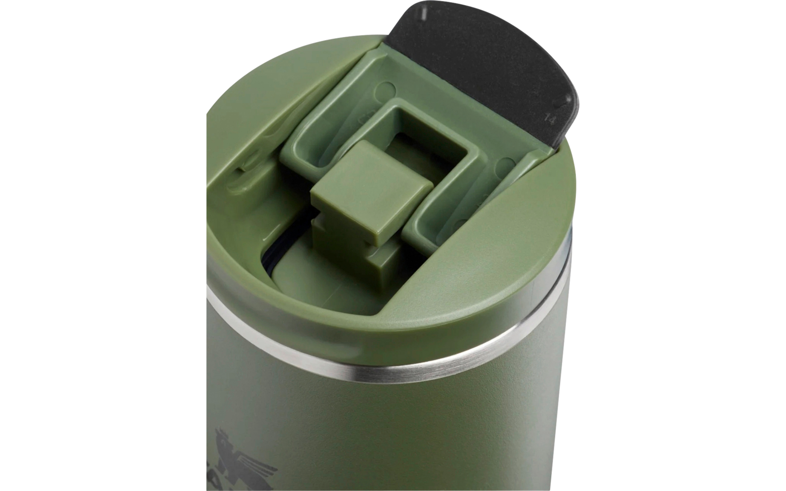 Grüner Trinkbehälter mit grünem Klappdeckel, silbernem Ring am oberen Rand und schwarzem "Stanley"-Logo an der Seite