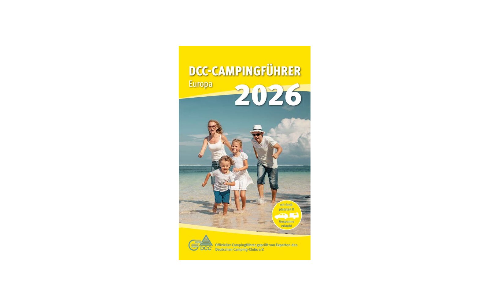 Zwei Erwachsene und zwei Kinder in weißer Kleidung laufen am Meeresufer auf einem Sandstrand; oben Titel 'DCC-CAMPINGFÜHRER Europa 2026' auf gelbem Hintergrund, DCC-Logo unten links